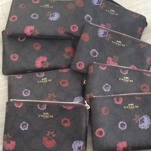 Coach wristlet - Picture 7 of 7